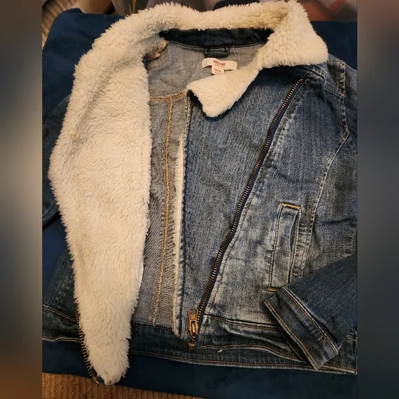 Jean jacket size xs with faux fur. - Picture 2 of 11